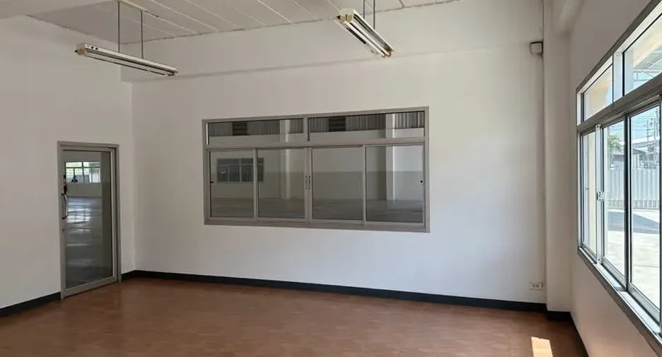 For rent warehouse in Mueang Samut Prakan, Samut Prakan