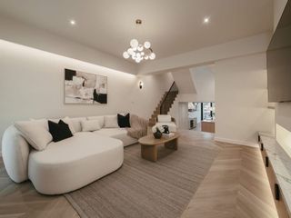For sale 5 bed townhouse in Khlong Toei, Bangkok