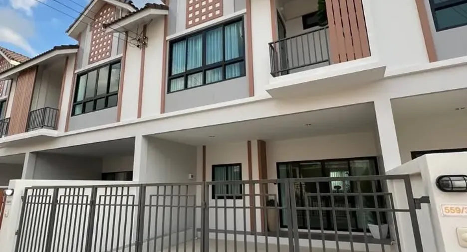 For sale 3 bedrooms townhouse in Bang Lamung, Chonburi