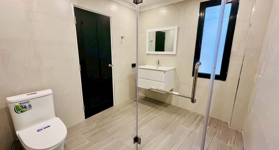 Casa adosada en alquiler y en venta de 4 habitaciones en Bang Lamung, Chonburi