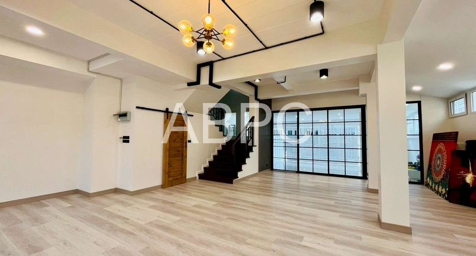 Casa adosada en alquiler y en venta de 4 habitaciones en Bang Lamung, Chonburi