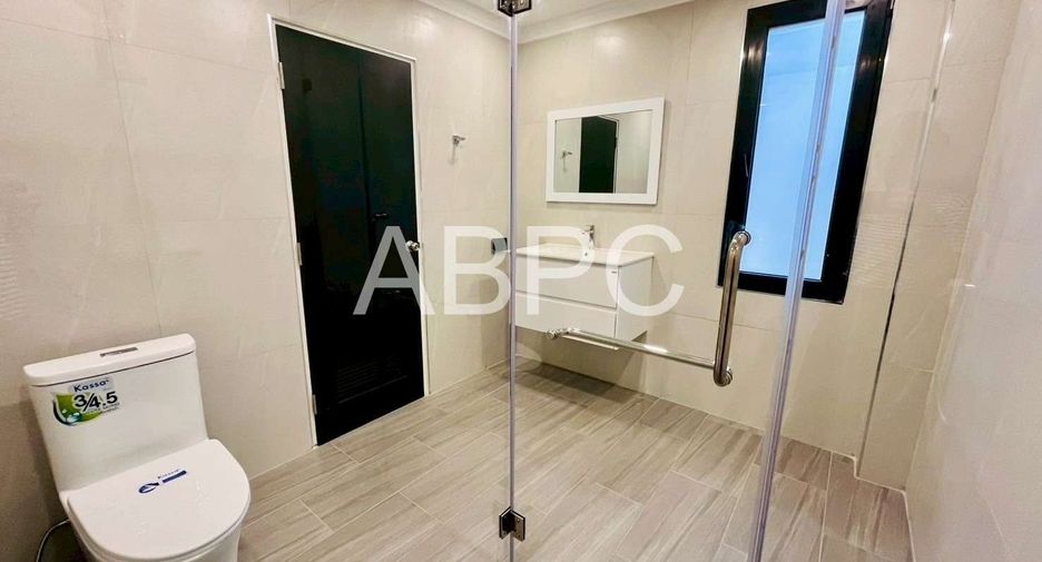 Casa adosada en alquiler y en venta de 4 habitaciones en Bang Lamung, Chonburi