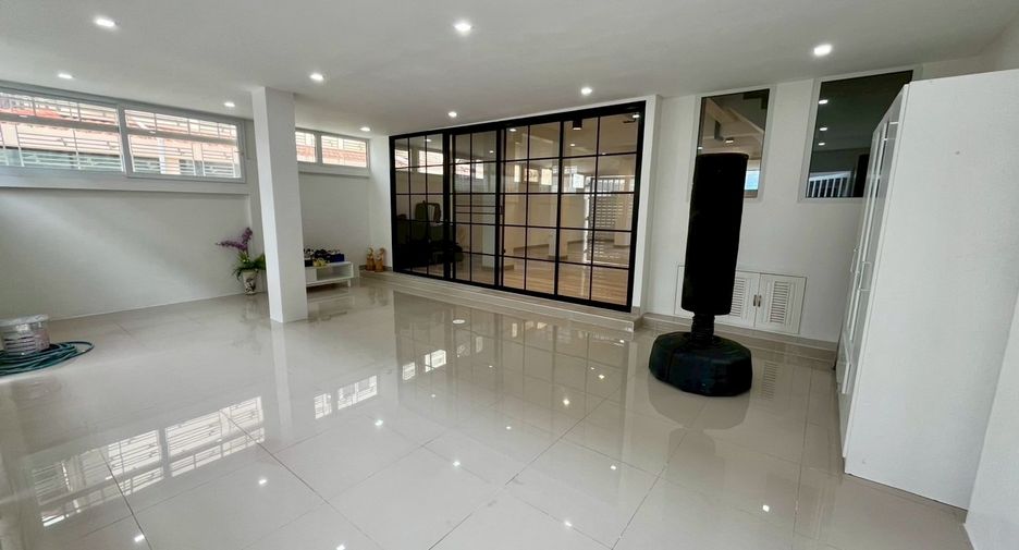 Casa adosada en alquiler y en venta de 4 habitaciones en Bang Lamung, Chonburi