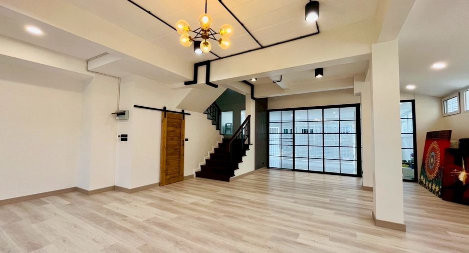 Casa adosada en alquiler y en venta de 4 habitaciones en Bang Lamung, Chonburi