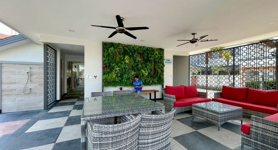 Casa adosada en alquiler y en venta de 4 habitaciones en Bang Lamung, Chonburi