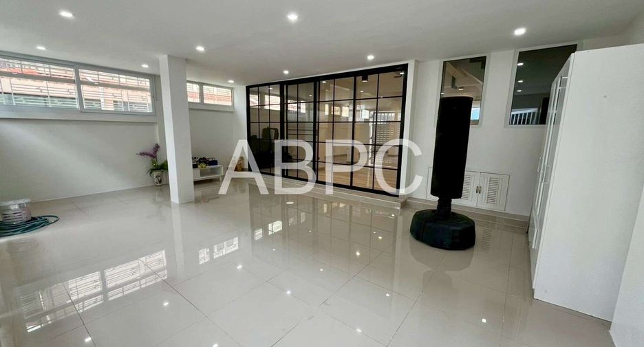 À louer et à vendre 4 chambres maison de ville à Bang Lamung, Chonburi