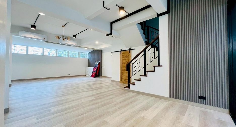Casa adosada en alquiler y en venta de 4 habitaciones en Bang Lamung, Chonburi