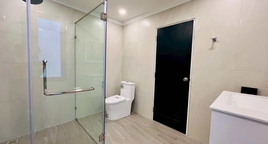 Casa adosada en alquiler y en venta de 4 habitaciones en Bang Lamung, Chonburi