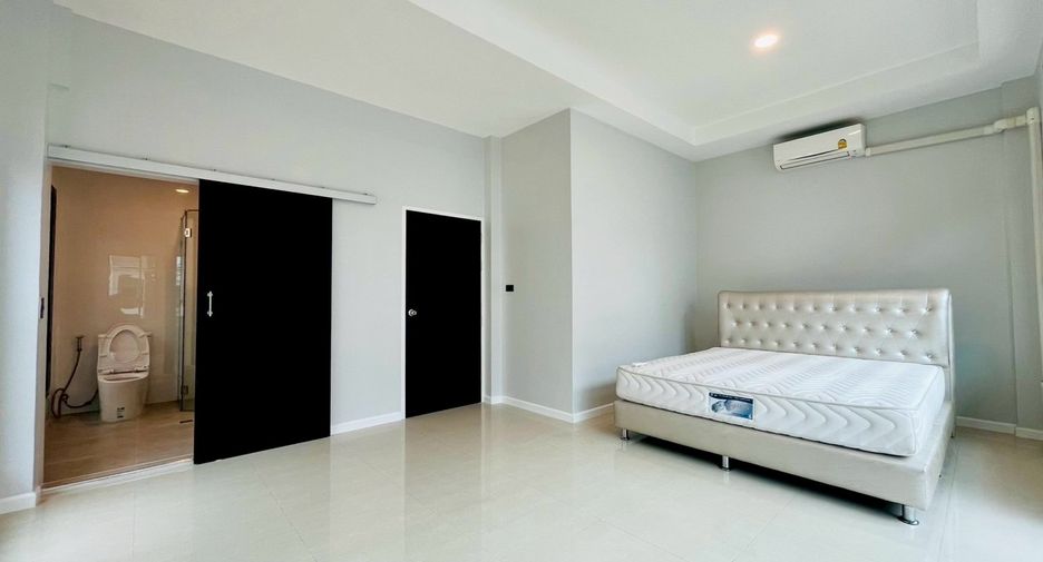 Casa adosada en alquiler y en venta de 4 habitaciones en Bang Lamung, Chonburi