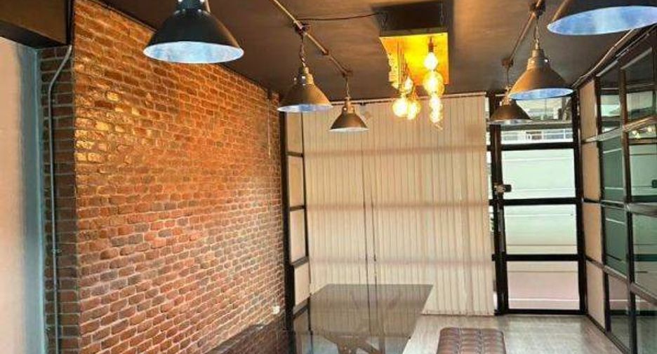 For sale 3 bed condo in Huai Khwang, Bangkok