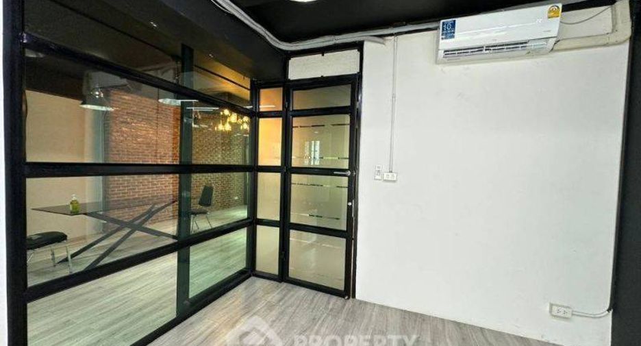 For sale 3 bed condo in Huai Khwang, Bangkok