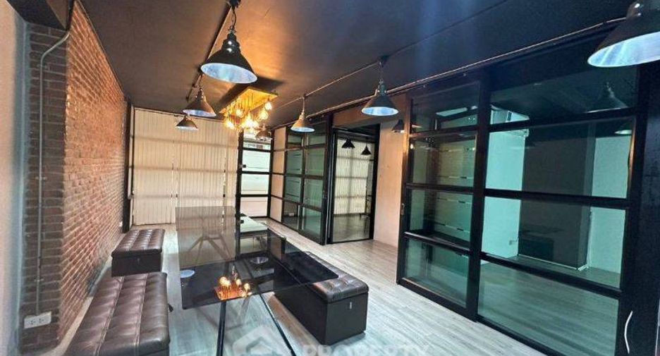 For sale 3 bed condo in Huai Khwang, Bangkok