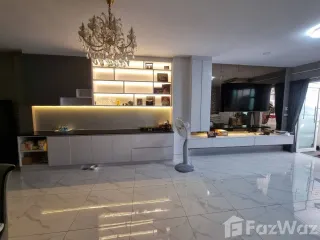 For sale 4 bed townhouse in Huai Khwang, Bangkok