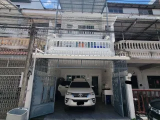For sale 4 bed townhouse in Huai Khwang, Bangkok