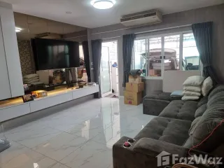 For sale 4 bed townhouse in Huai Khwang, Bangkok