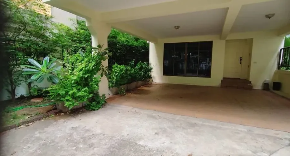 For rent 4 bedrooms house in Watthana, Bangkok