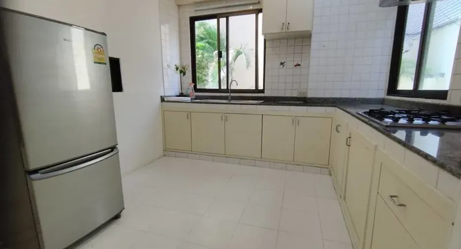 For rent 4 bedrooms house in Watthana, Bangkok