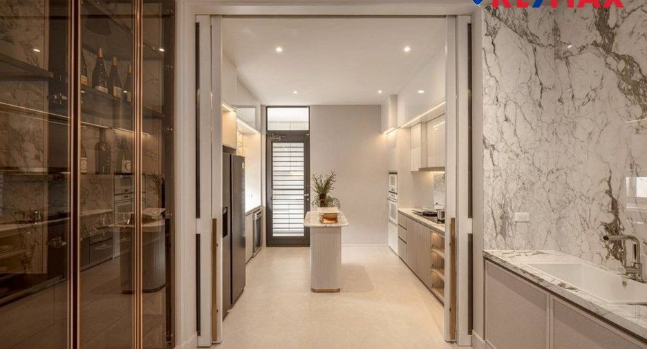 For sale 4 bedrooms house in East Pattaya, Pattaya