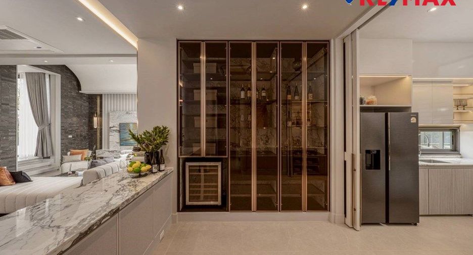 For sale 4 bedrooms house in East Pattaya, Pattaya