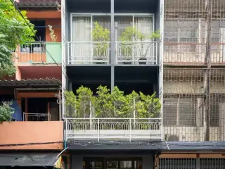For rent 2 bed retail Space in Yan Nawa, Bangkok
