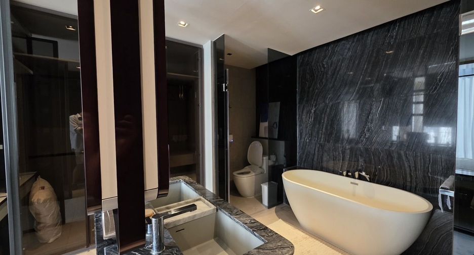 For rent 2 bed condo in Watthana, Bangkok
