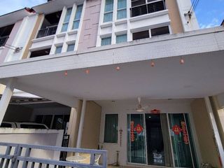 For rent 3 bed townhouse in Prawet, Bangkok