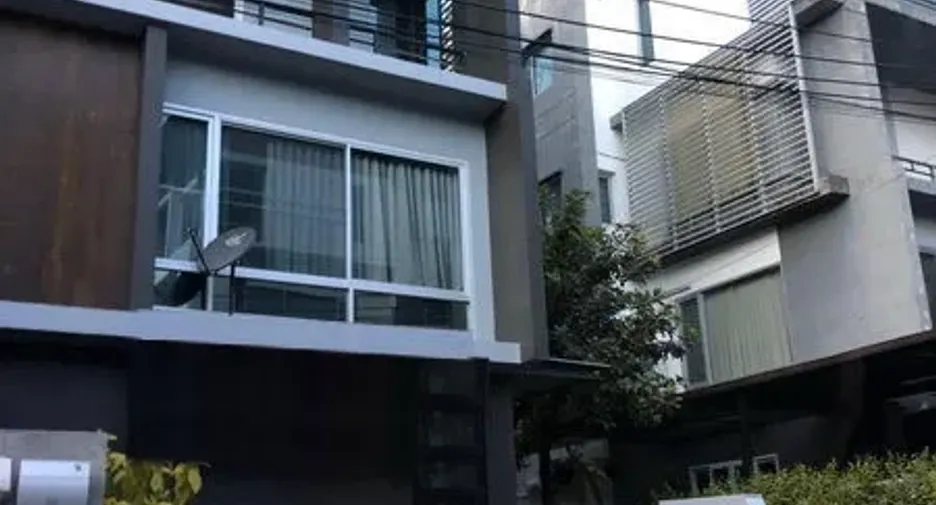 À vendre 4 chambres bureau à Wang Thonglang, Bangkok