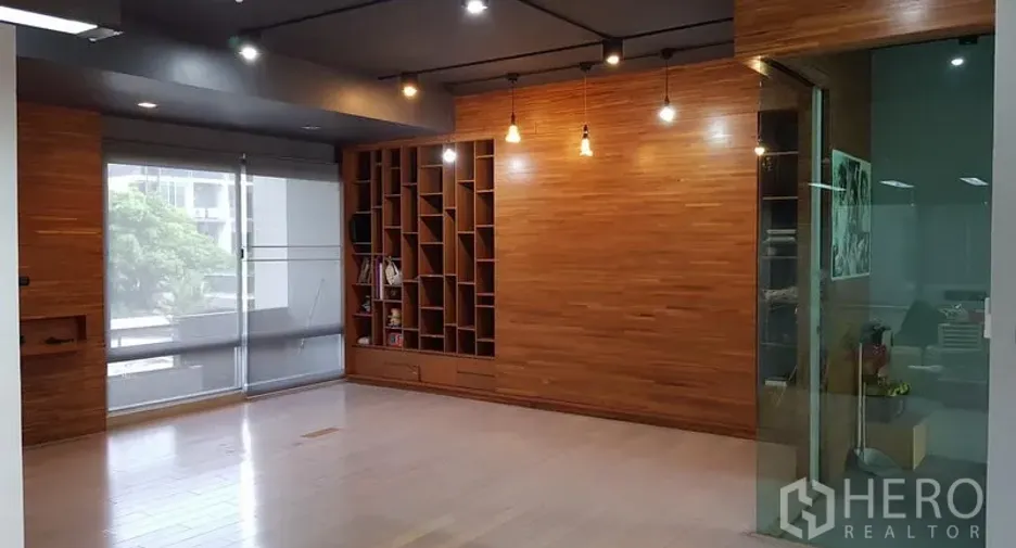 À vendre 4 chambres bureau à Wang Thonglang, Bangkok