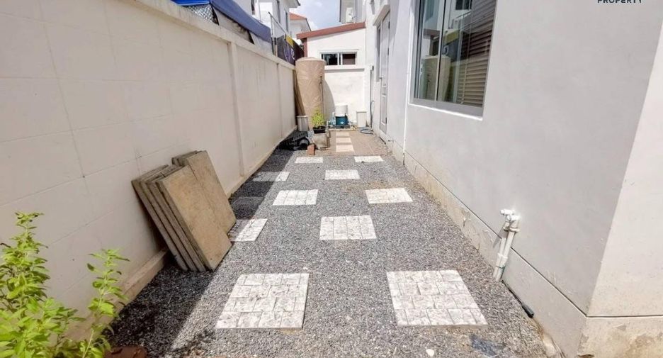 For sale 3 bed townhouse in Mueang Samut Sakhon, Samut Sakhon