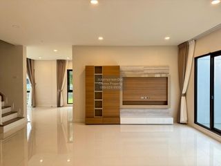 For rent 5 bedrooms house in Mueang Nonthaburi, Nonthaburi