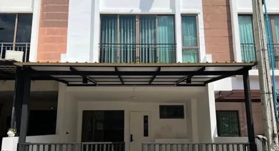 À louer 3 chambres maison de ville à Phra Khanong, Bangkok