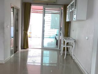 Casa adosada en alquiler y en venta de 4 habitaciones en Wang Thonglang, Bangkok