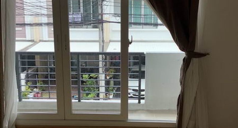 For rent and for sale 4 bedrooms townhouse in Wang Thonglang, Bangkok