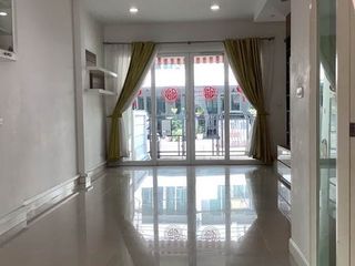 Casa adosada en alquiler y en venta de 4 habitaciones en Wang Thonglang, Bangkok