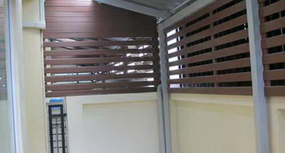 For rent 3 bedrooms townhouse in Wang Thonglang, Bangkok