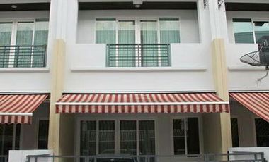 For rent 3 bedrooms townhouse in Wang Thonglang, Bangkok