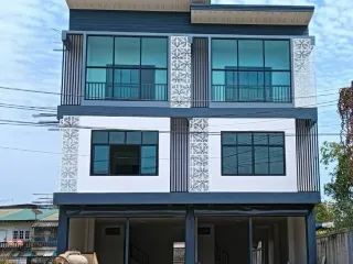 For sale 4 Beds retail Space in Mueang Uthai Thani, Uthai Thani