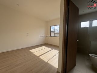 Haus zum Kauf mit 4 Zimmer in Bang Lamung, Chonburi