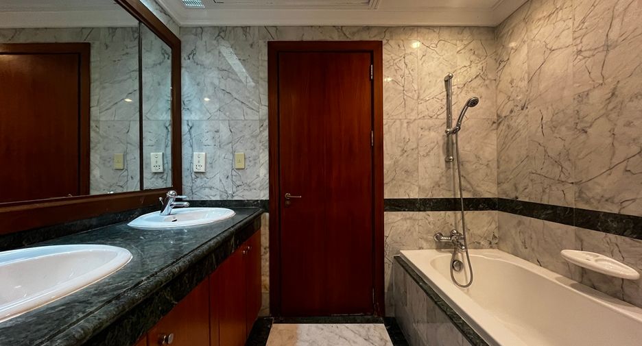 For sale 3 bedrooms condo in Pathum Wan, Bangkok