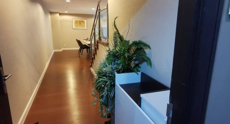 For rent 5 bed condo in Huai Khwang, Bangkok