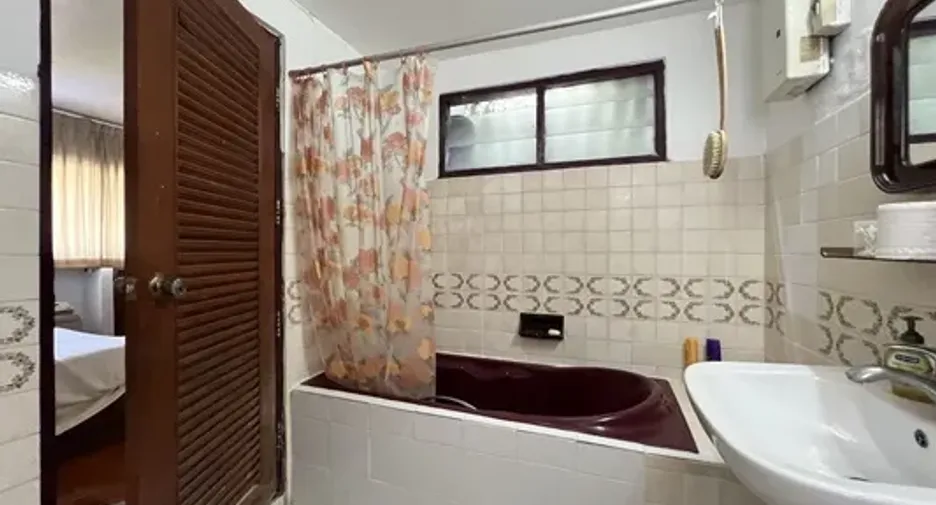 For sale 2 Beds condo in Khlong Toei, Bangkok