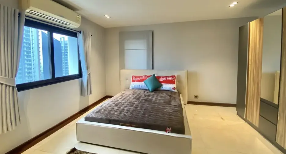 For sale 3 bedrooms condo in Watthana, Bangkok
