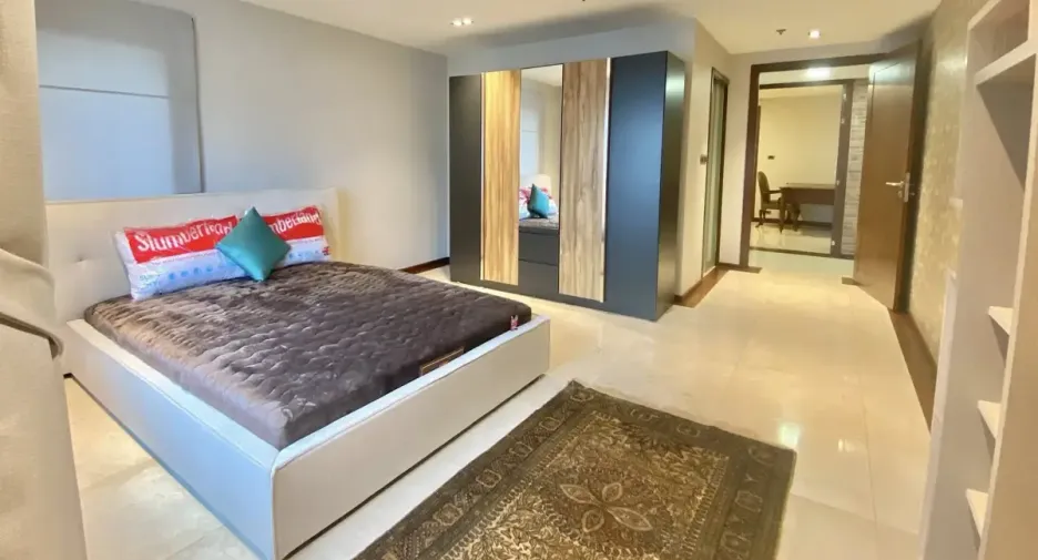 For sale 3 bedrooms condo in Watthana, Bangkok