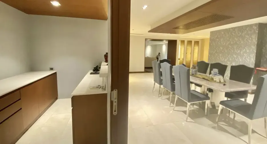 For sale 3 bedrooms condo in Watthana, Bangkok