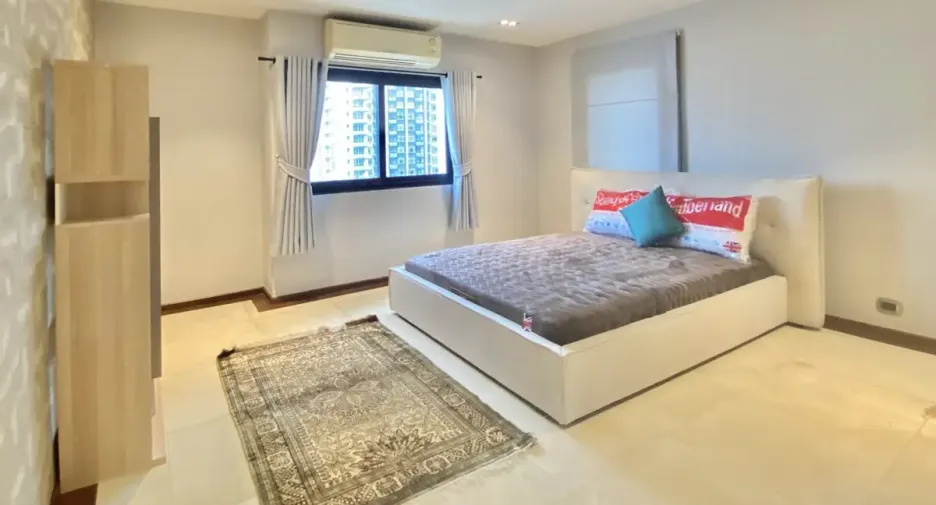 For sale 3 bedrooms condo in Watthana, Bangkok
