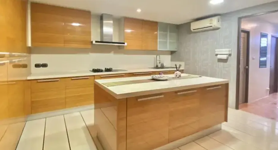 For sale 3 bedrooms condo in Watthana, Bangkok