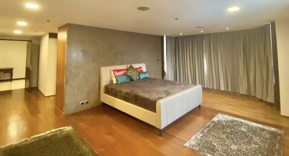 For sale 3 bedrooms condo in Watthana, Bangkok