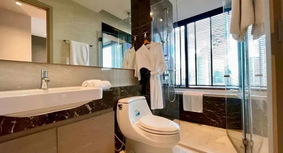 For rent そして for sale 2 ベッドルーム condo in Bang Rak, Bangkok