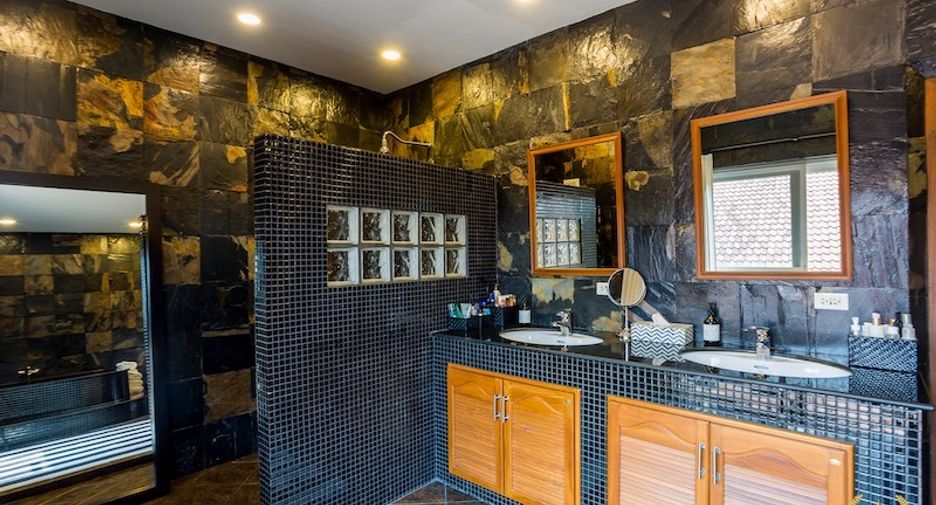 For sale 4 bedrooms house in Hua Hin, Prachuap Khiri Khan