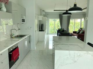 For rent and for sale 4 bed house in Huai Khwang, Bangkok